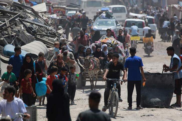 Palestinos evacúan Khan Younis, en Gaza, este lunes, ante la amenaza de nuevos ataques israelíes.