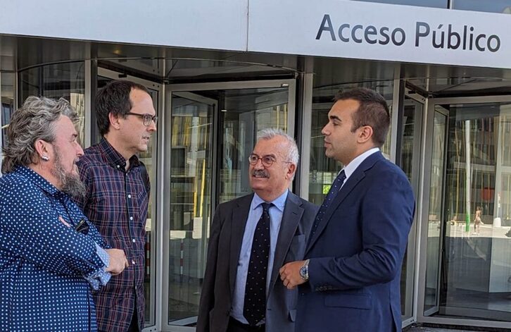 Los periodistas de Arainfo Chorche Tricas e Iker González Izagirre, junto a sus abogados José Manuel Marraco y César Fernández, a las puertas de los Juzgados de Zaragoza.