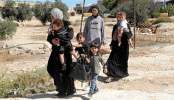 Mujeres y niños palestinos en el pueblo de Susya, al sur de Cisjordania.