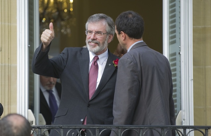 Gerry Adams, presidente del Sinn Féin en los años 90, muestra su optimismo en una de sus visitas a Euskal Herria.