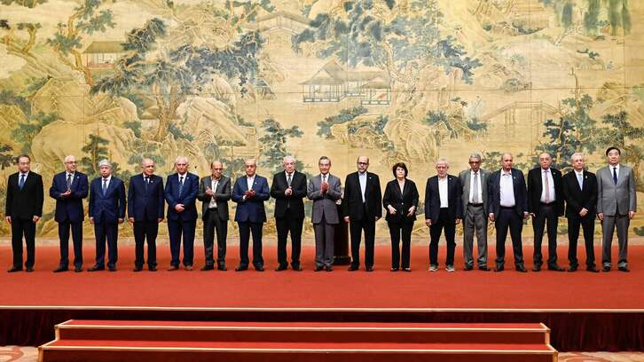 Miembros del Gobierno chino junto a representantes de las 14 facciones palestinas reunidas en Pekín.