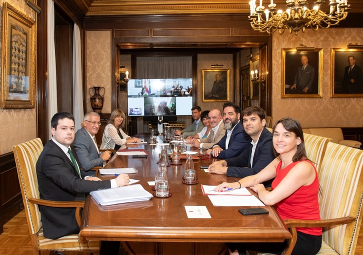 La comisión mixta de la Junta de Transferencias, durante su reunión de este martes.