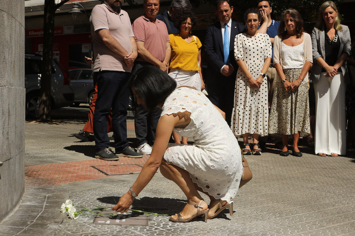 Familiares de Anastasio Leal han participado en la ofrenda floral de este martes junto a la placa en su memoria.