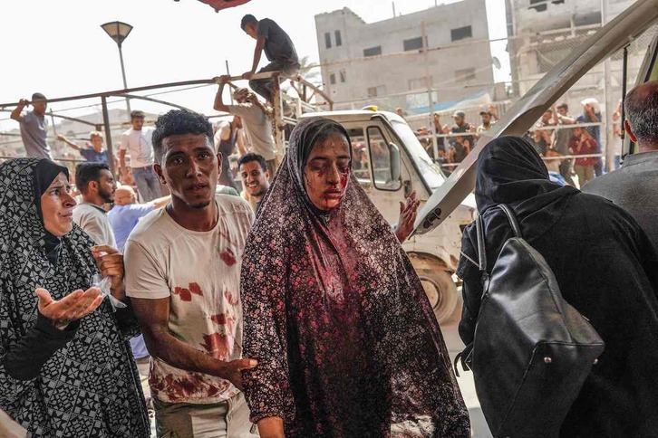 Palestinos heridos llegando el pasado lunes, día 22, al hospital Nasser de Khan Younis, al sur de Gaza.