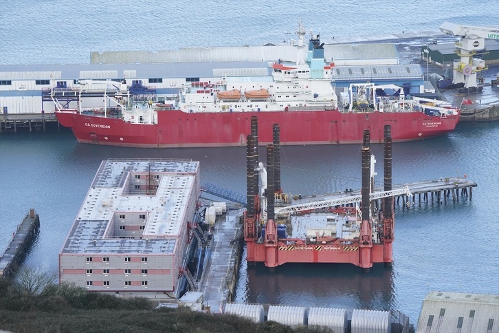 El polémico buque 'Bibby Stockholm' para alojar a solicitantes de asilo, atracado en el puerto británico de Portland.