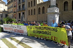 Concentración en Iruñea para denunciar la muerte tras una caída de un operario de FCC en Iruñea.