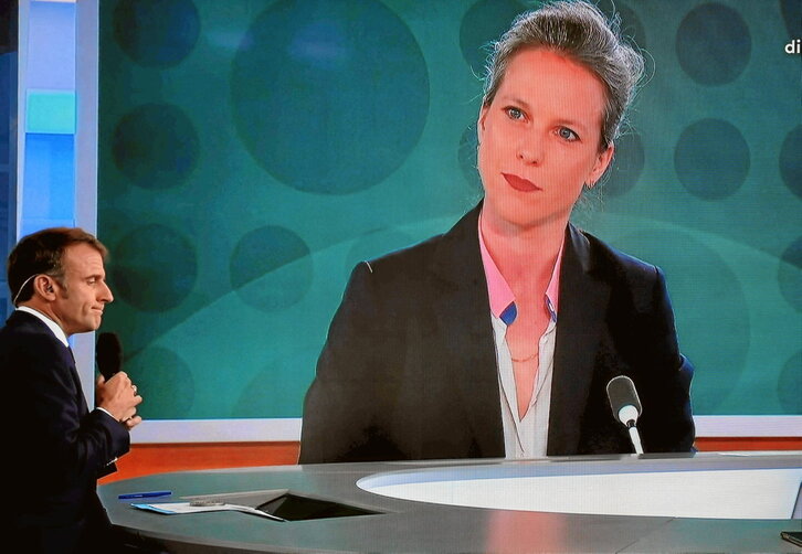 La imagen de Lucie Castets se proyectó durante la entrevista televisada de Emmanuel Macron ayer en France 2