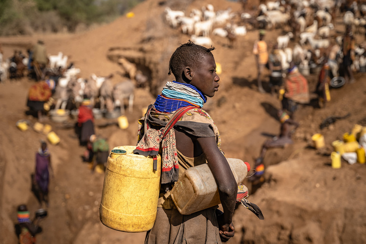 Una mujer transporta agua en Turkana (Kenia), una zona afectada por la sequía y la hambruna.