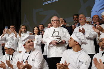 Basque Culinary Centerreko ohorezko patroi izendatu zuten Juan Mari Arzak 2022an. Argazkian, Elena Arzak alabarekin eta kideekin ageri da, hunkituta.