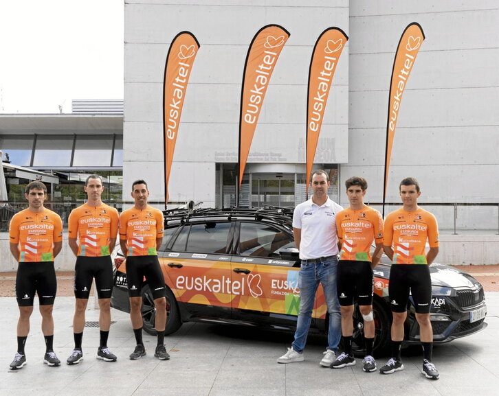 Cinco de los corredores de Euskaltel-Euskadi para la Vuelta y Jorge Azanza.