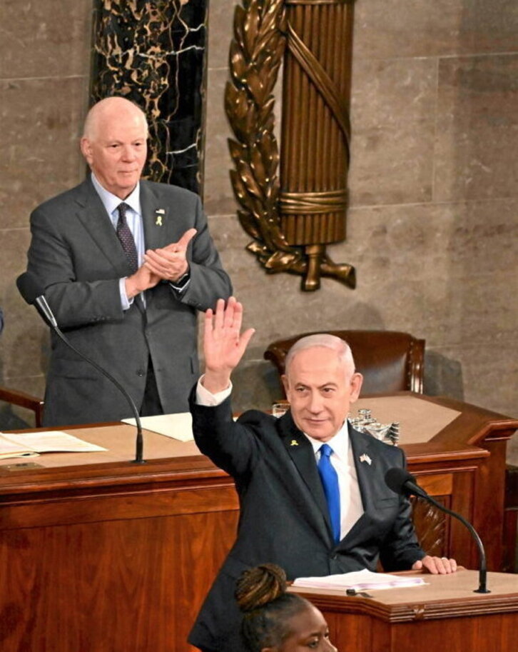 Benjamin Netanyahu saluda antes de comenzar su discurso en la sesión conjunta del Congreso de EEUU en el Capitolio.
