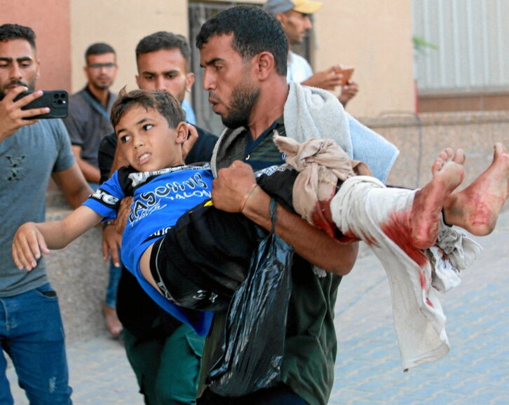 Un niño palestino herido es trasladado al Hospital Nasser, en Yan Junis.