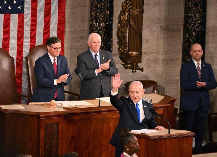 Benjamin Netanyahu saluda antes de comenzar su discurso en la sesión conjunta del Congreso de EEUU en el Capitolio.