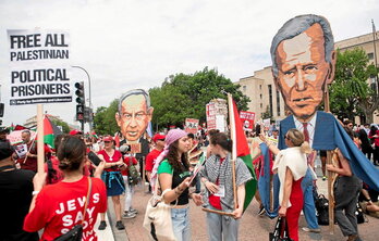 Manifestantes propalestinos con efigies de Netanyahu y Biden protestan frente al Capitolio.
