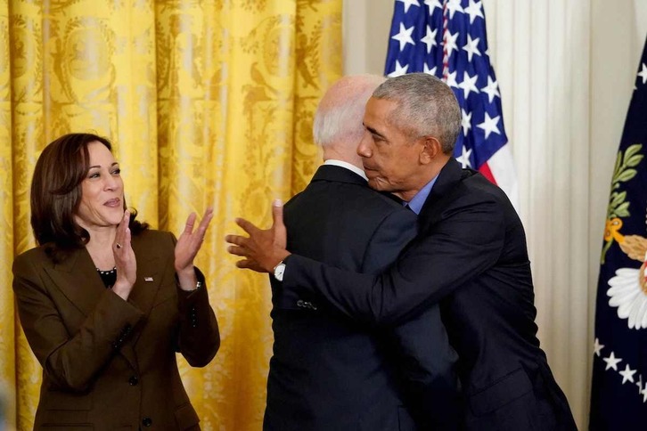 Harris aplaude mientras Obama abraza a Biden en un acto de respaldo a su candidatura.
