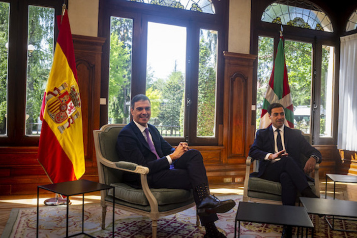 Pedro Sánchez e Imanol Pradales, reunidos en Ajuria Enea.