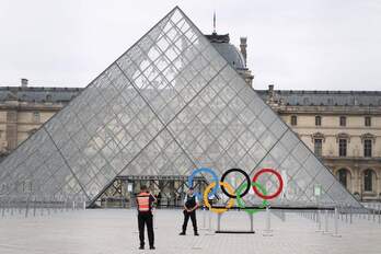 Gendarme bat, Louvre kanpoan argazkia ateratzen. 