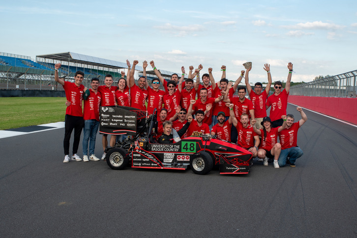 Formula Student Bizkaia taldeko parte hartzaileak, irudian.