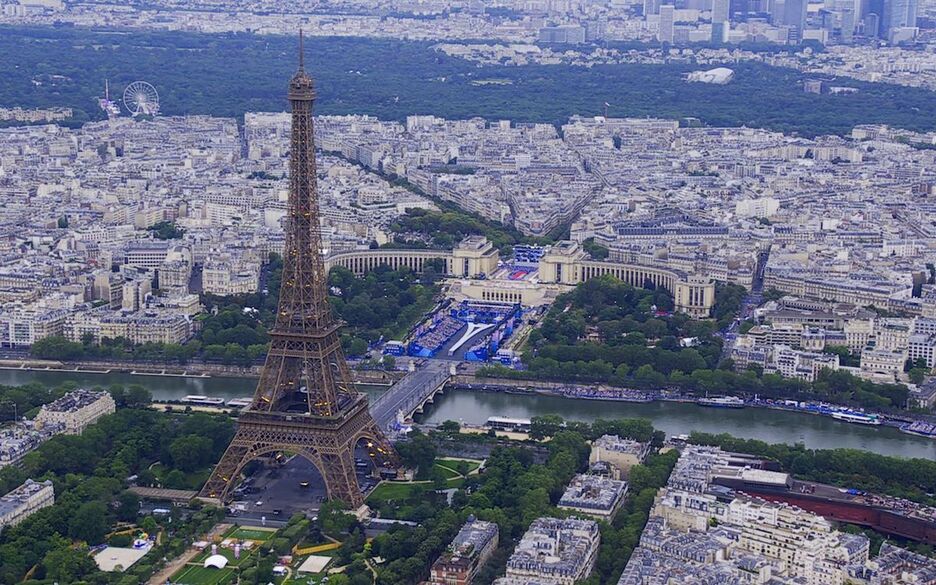 Parisko irudi orokorra, Eiffel dorrearekin, zeremonia hasi aurretik.