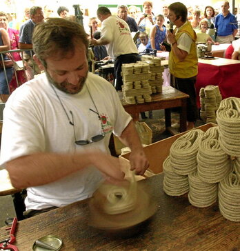 Un artesano en una edición precedente de la fiesta de la alpargata, que se celebra el 15 de agosto.