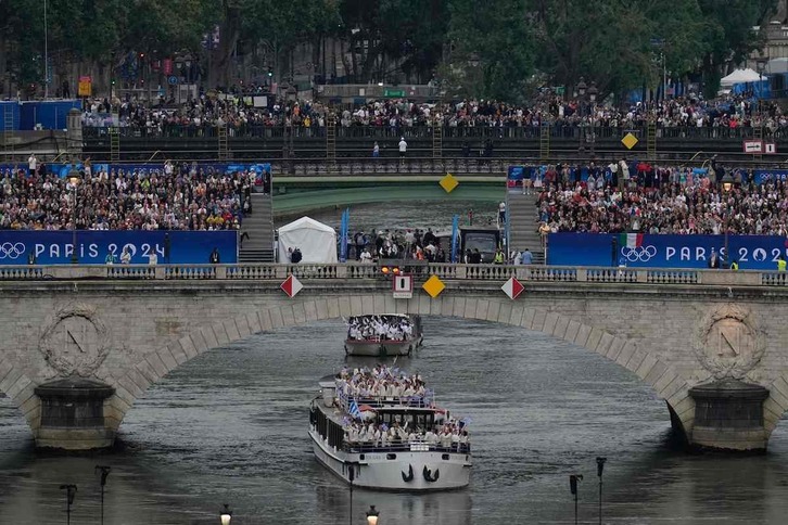 Comienzo de la ceremonia de inauguración de París 2024 en el río Sena.