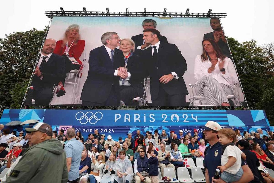 Frantziako presidente Emmanuel Macron eta Thomas Bach Nazioarteko Olinpiar Batzordeko presidentearen arteko agurra.
