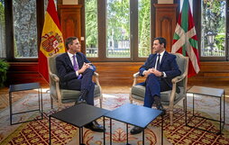 El presidente del Gobierno español, Pedro Sánchez, y el lehendakari, Imanol Pradales, reunidos en Ajuria Enea.