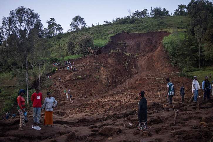 Búsqueda de supervivientes en los deslizamientos de tierra en Etiopía.