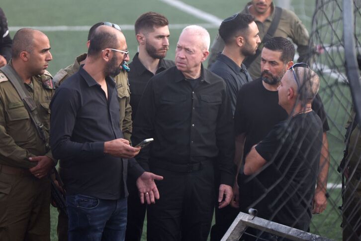 El ministro israelí de Defensa, Yoav Gallant, en el lugar del ataque de Hezbolá.