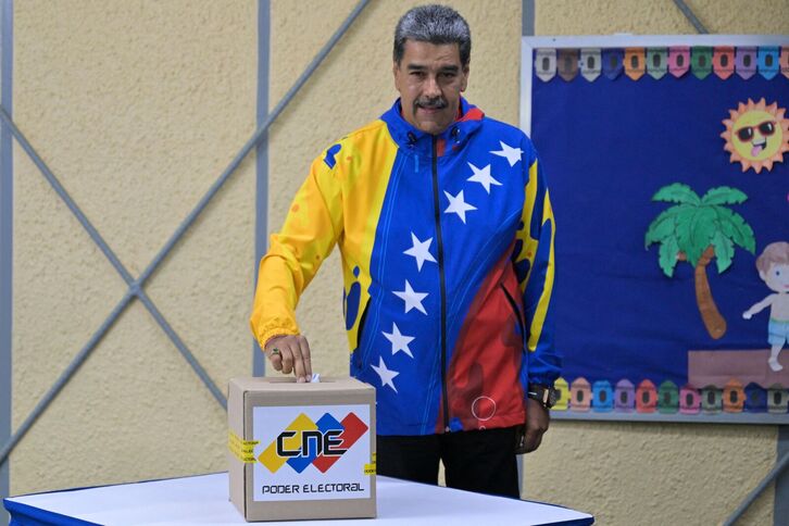 Maduro, depositando su voto en Caracas.