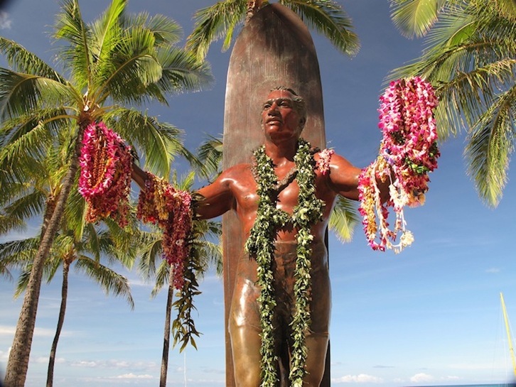 Duke Kahanamokuren brontzezko estatua, Waikikiko hondartzan. 