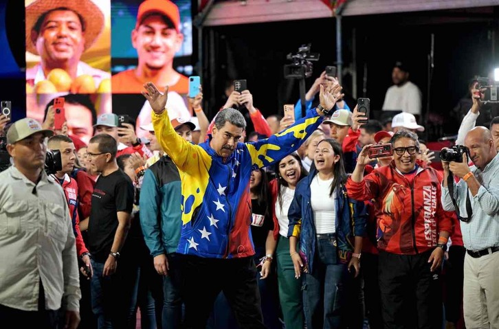 Nicolás Maduro celebra la victoria con simpatizantes del PSUV en Caracas.