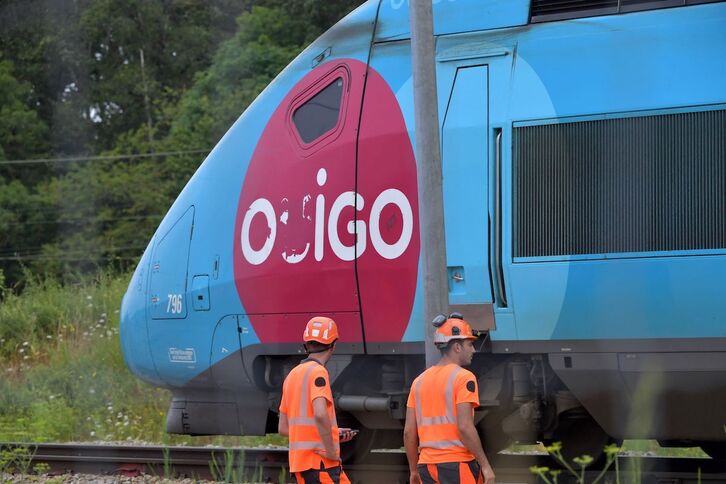 Operarios inspeccionan una de las líneas de TGV afectadas por los sabotajes en las afueras de París.