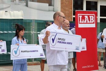 Protesta de LAB para denunciar la falta de profesionales en Osakidetza, en una imagen de archivo.