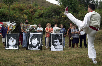 2003an Morlansen hildako hiru euskal militanteen omenez egindako ekitaldia. 