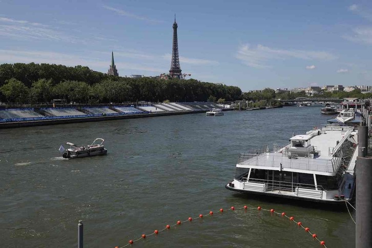 Las barcas navegan en el río Sena después de cancelarse los entrenamientos.