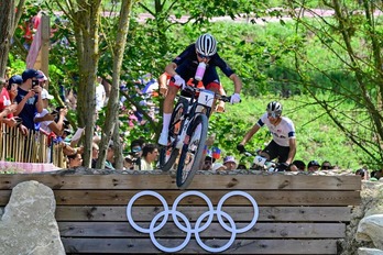 Tom Pidcock, durante su brillante carrera con el premio del oro.