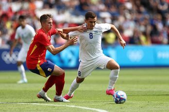 Jon Pacheco intenta frenar a un jugador de Uzbekistán.