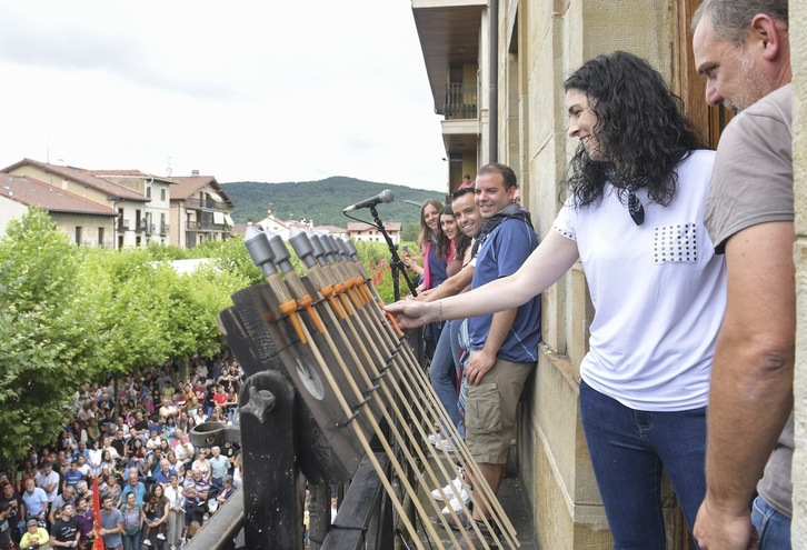 Festa hasierako suziria larunbata eguerdiko 13.00ean botako dute Etxarri Aranatzen.