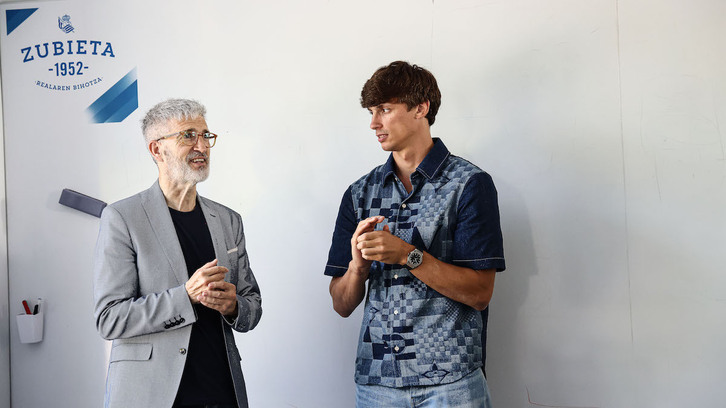 Roberto Olabe y Robin Le Normand, en la despedida de este último ayer en Zubieta.