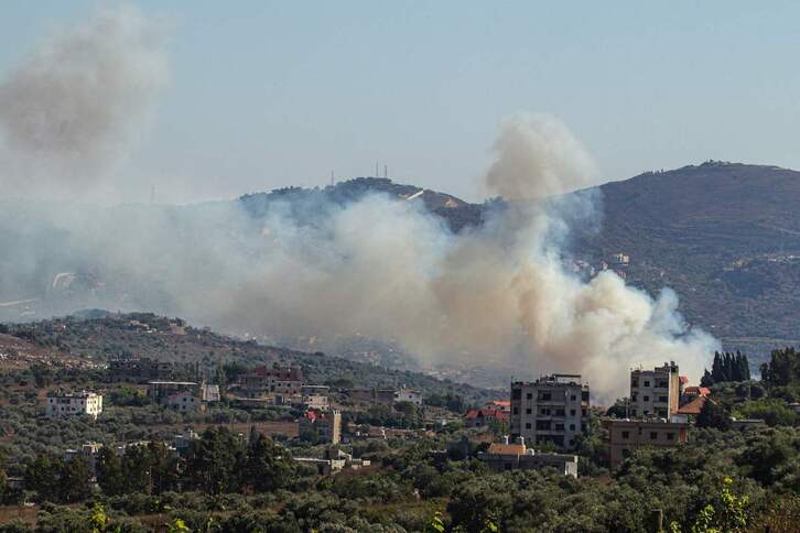 Una columna de humo en la localidad de  Kafr Kila en el sur de Líbano.