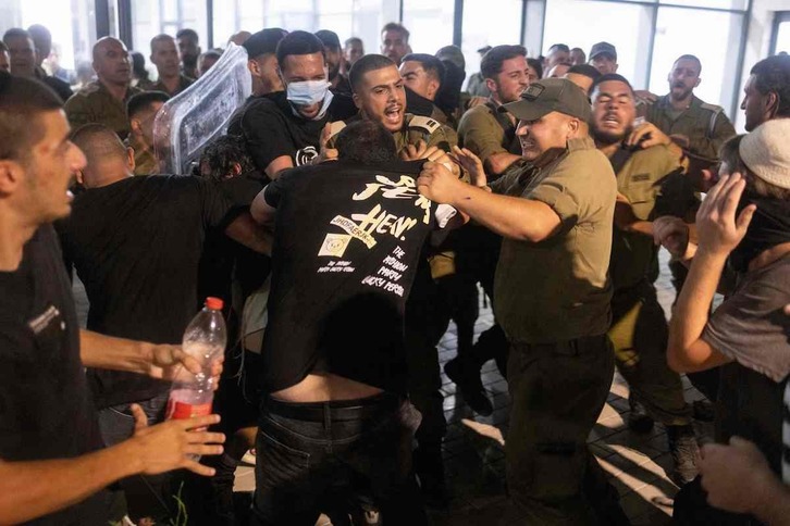 Protesta de la extrema derecha israelí por la detención de nueve reservistas acusados de abusar de un preso palestino.