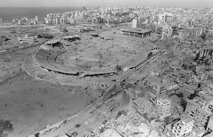 Vista del estadio Camille Chamoun de Beirut tras los ataques del ejército israelí en 1982