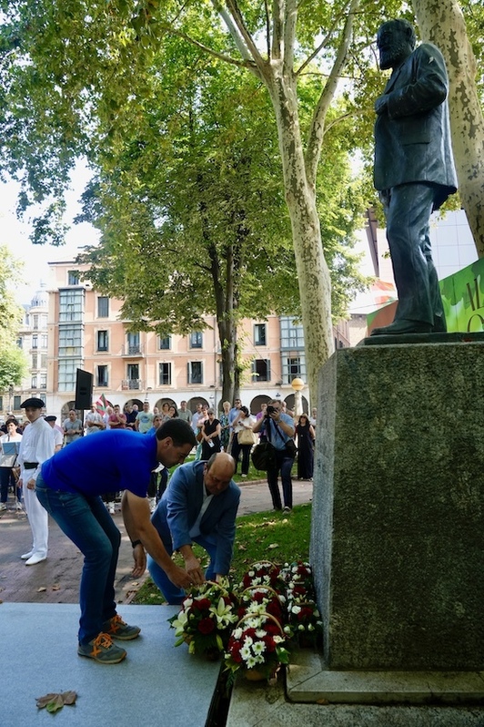 El presidente del EBB, Andoni Ortuzar, y el lehendakari, Imanol Pradales, han despositado un ramo de flores ante la estatua de Sabino Arana.