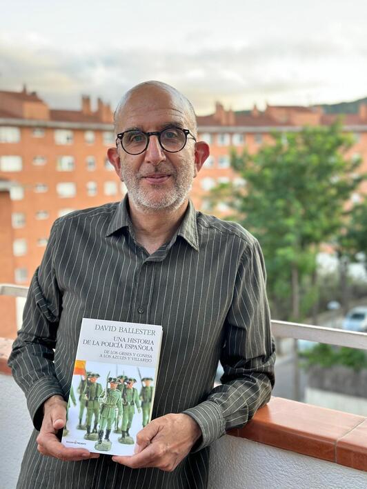 David Ballester, con su libro.