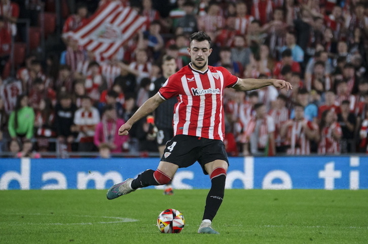 Aitor Paredes apuntalará el centro de la zaga del Athletic.