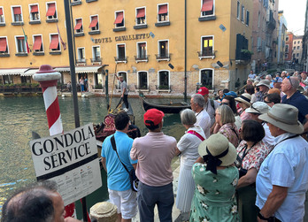 Turistas a la espera de góndolas en Venecia. 