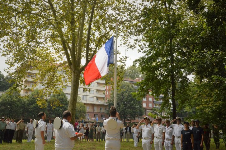 Izada de la tricolor en la Isla de los Faisanes, que queda por seis meses bajo soberanía francesa.