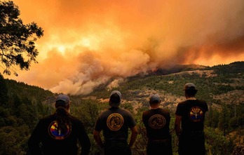 Bomberos durante un incendio en California, EEUU. 