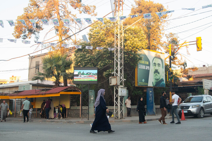 Banderolas electorales ante un retrato de Abdullah Ocalan, en Qamishli.